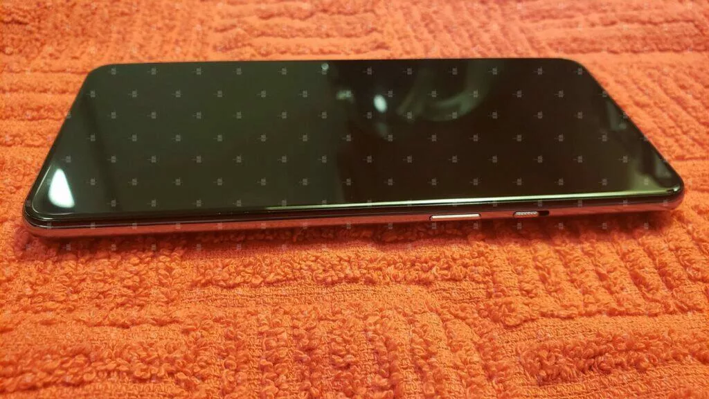 reálné fotografie OnePlus 9 pravý bok