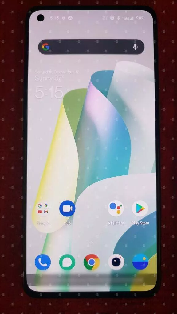 reálné fotografie OnePlus 9 rozsvícený displej