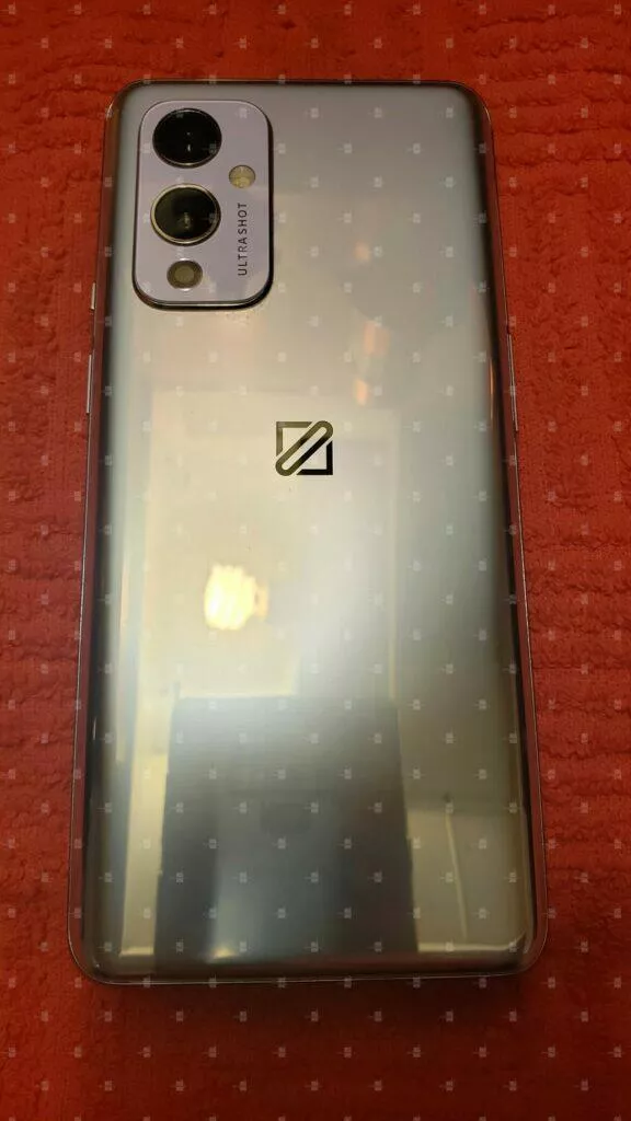 reálné fotografie OnePlus 9 záda
