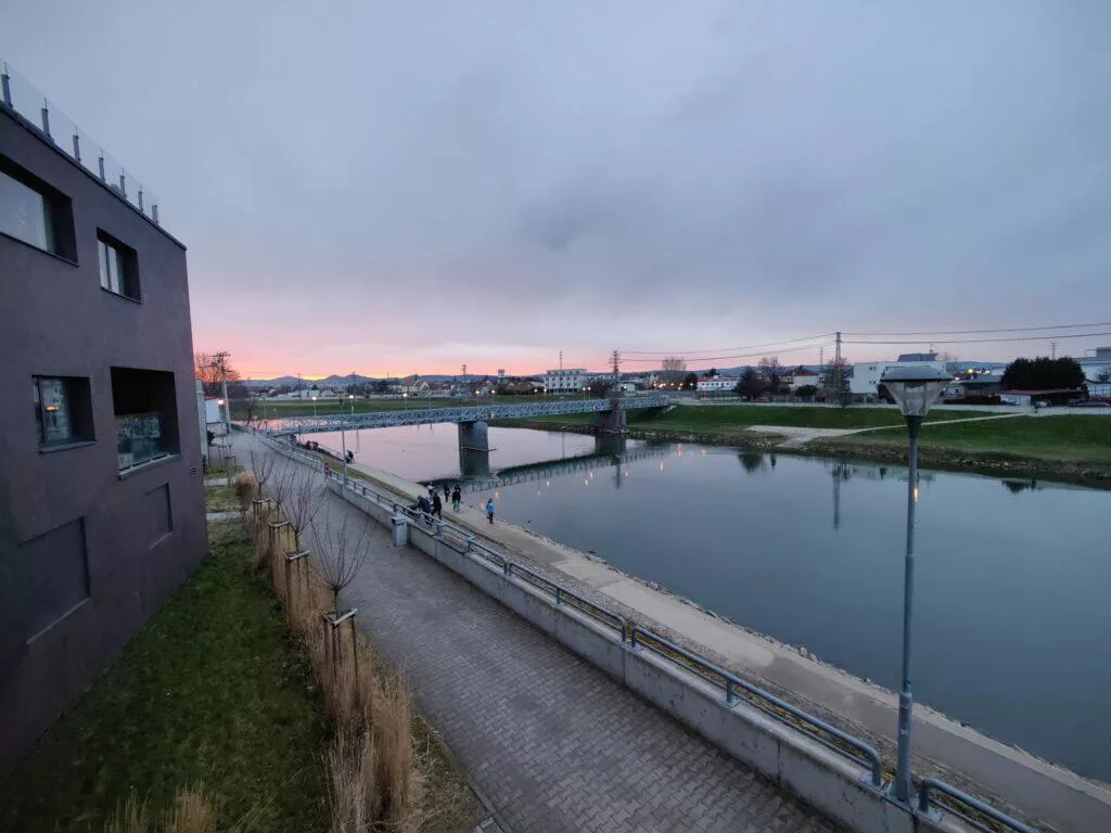 oneplus 9 pro ultrasirokouhly zapad slunce