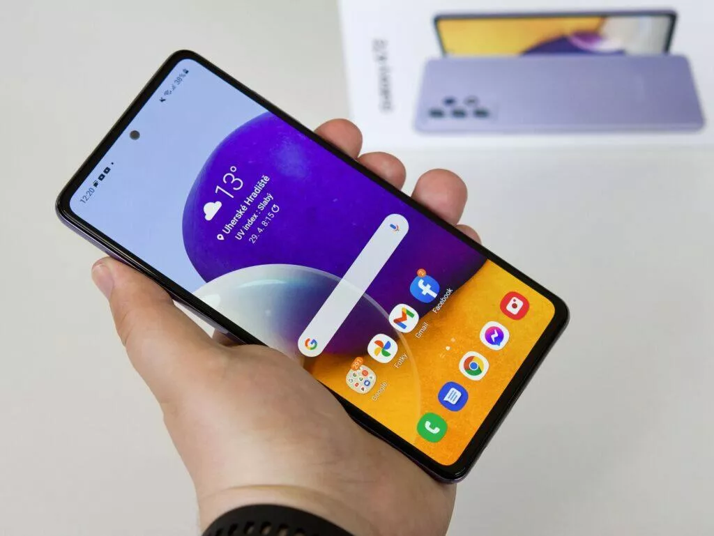 Samsung Galaxy A72 držení