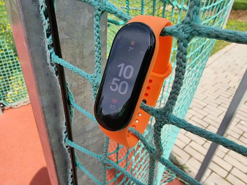 Xiaomi Mi Band 6 detail síť displej