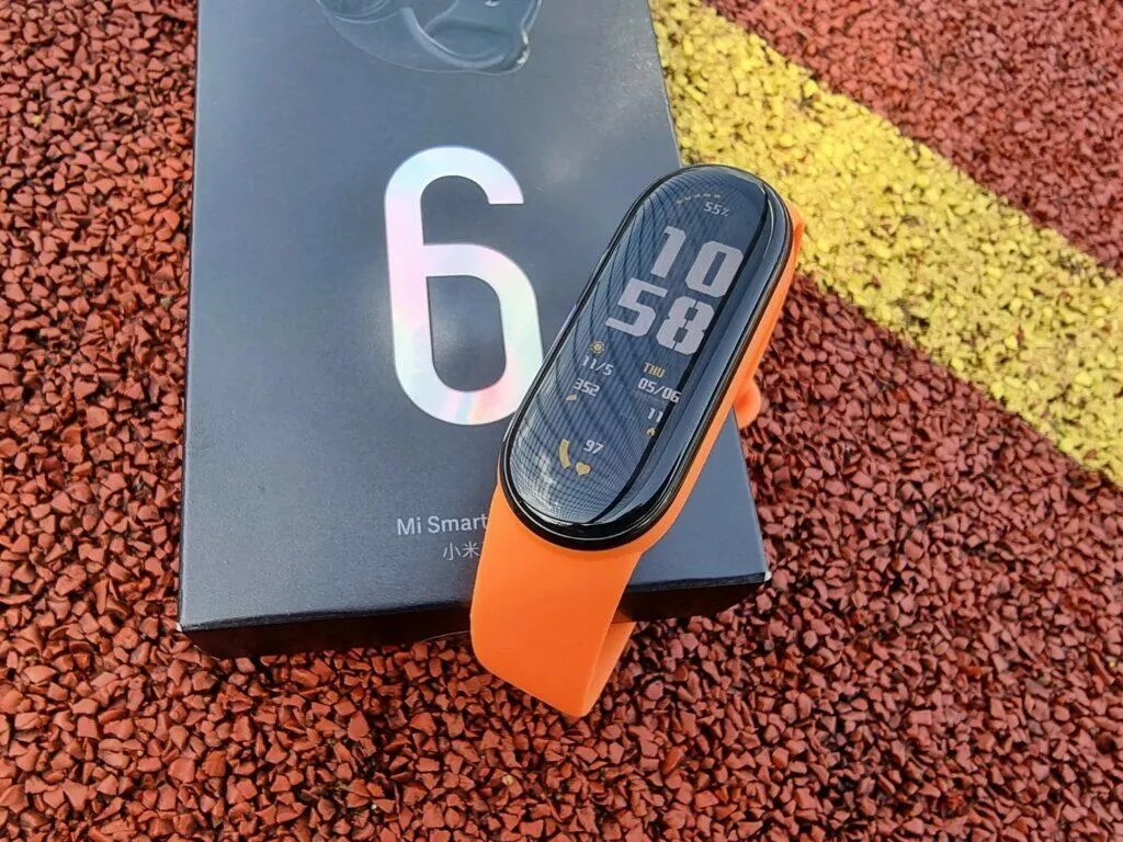 Xiaomi Mi Band 6 detail tartan displej ciferník