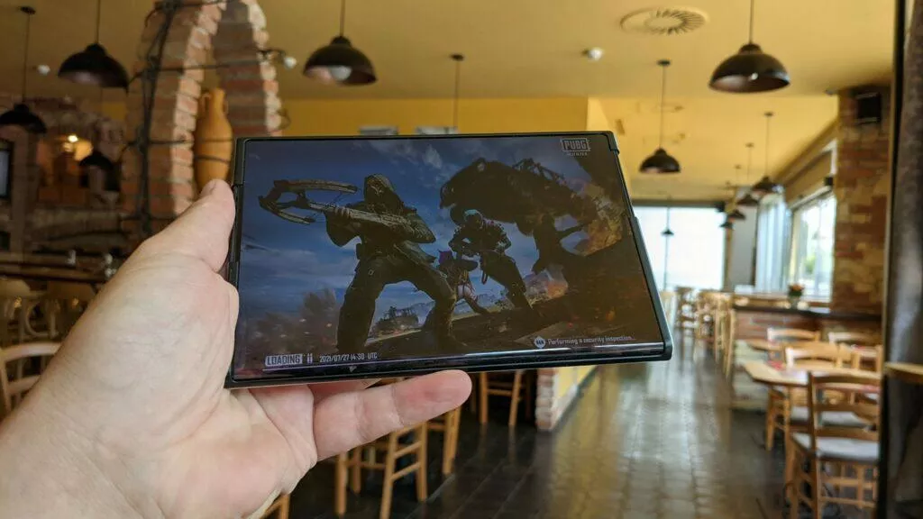 OPPO X 2021 interiér displej hra