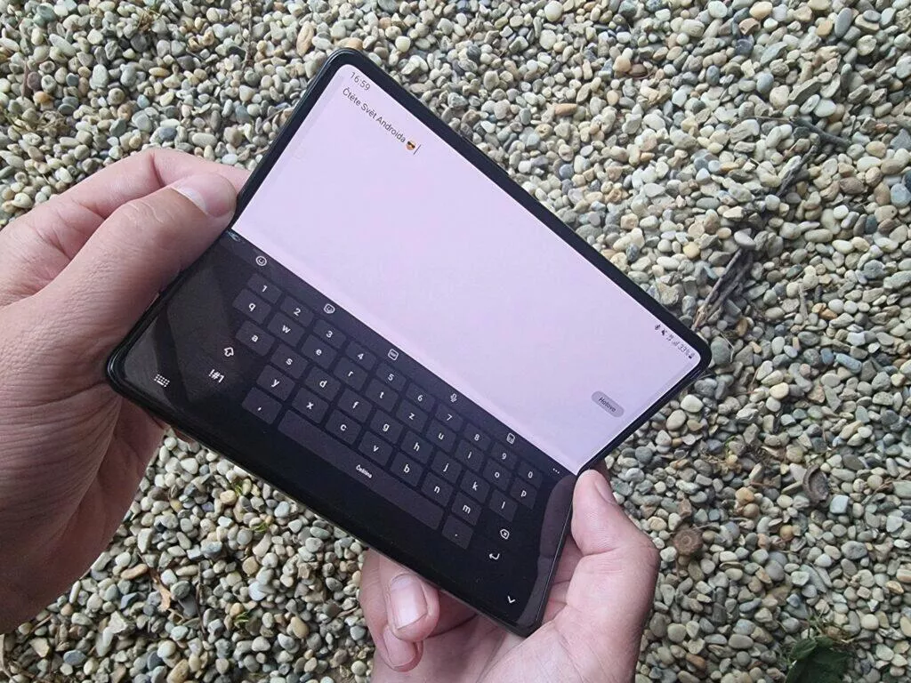 Samsung Galaxy Z Fold3 recenze ruce klávesnice