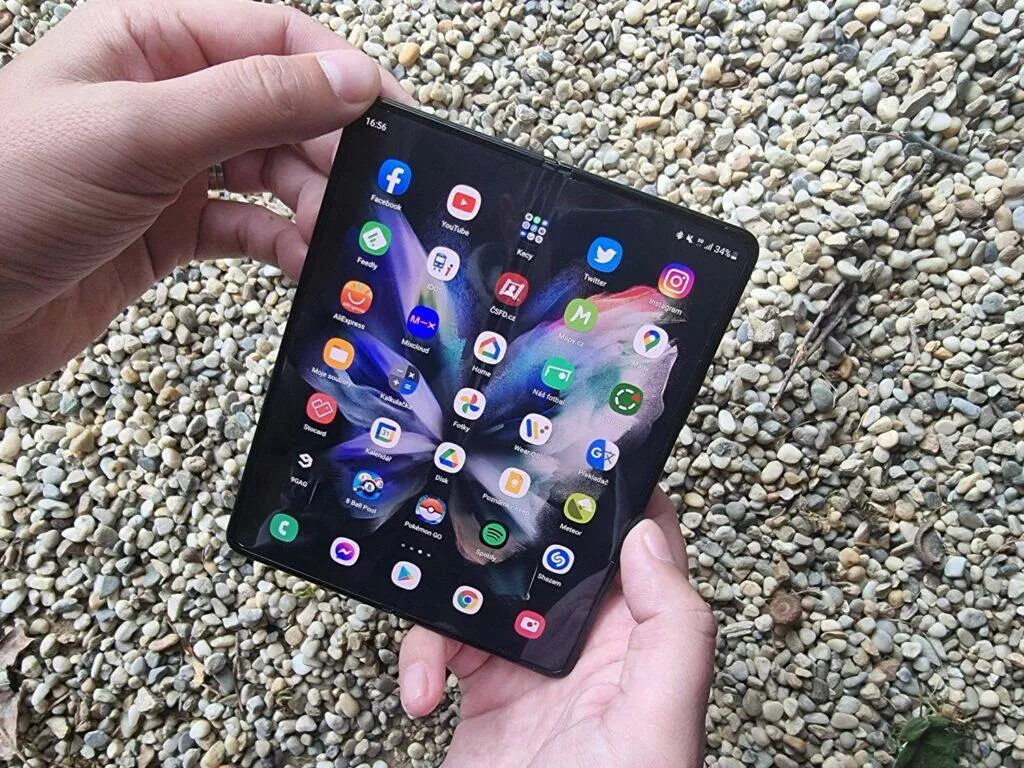 Samsung Galaxy Z Fold3 recenze ruce obrazovka
