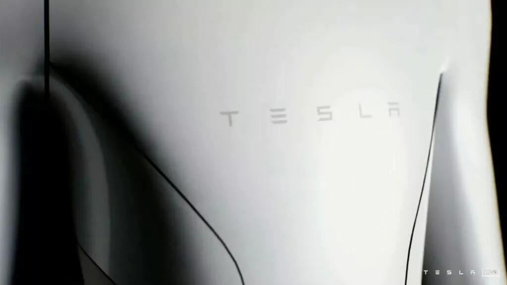 Tesla Bot Elon Musk robot asistent detail hruď