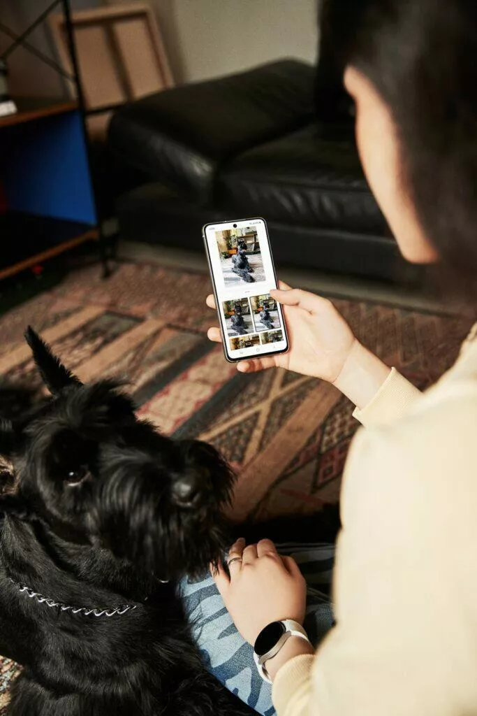 Samsung Galaxy S21 FE lifestyle displej