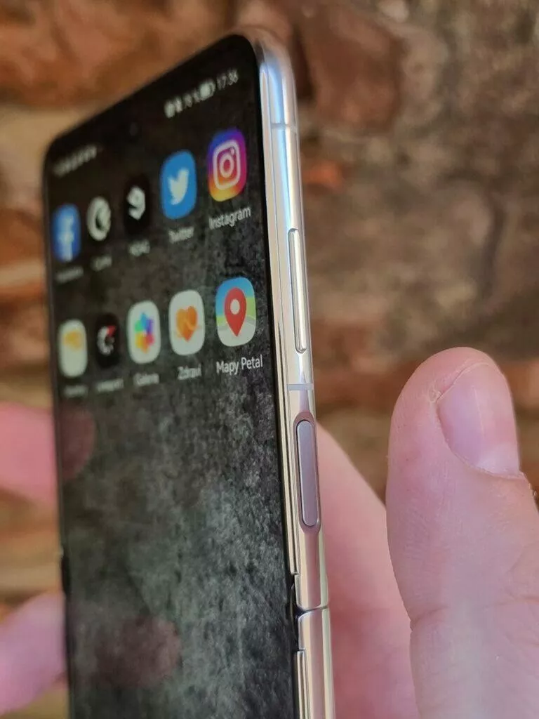 v Huawei P50 Pocket recenze odemykání otisk