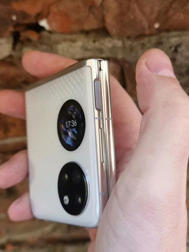 v Huawei P50 Pocket recenze odemykání otisk zavřený
