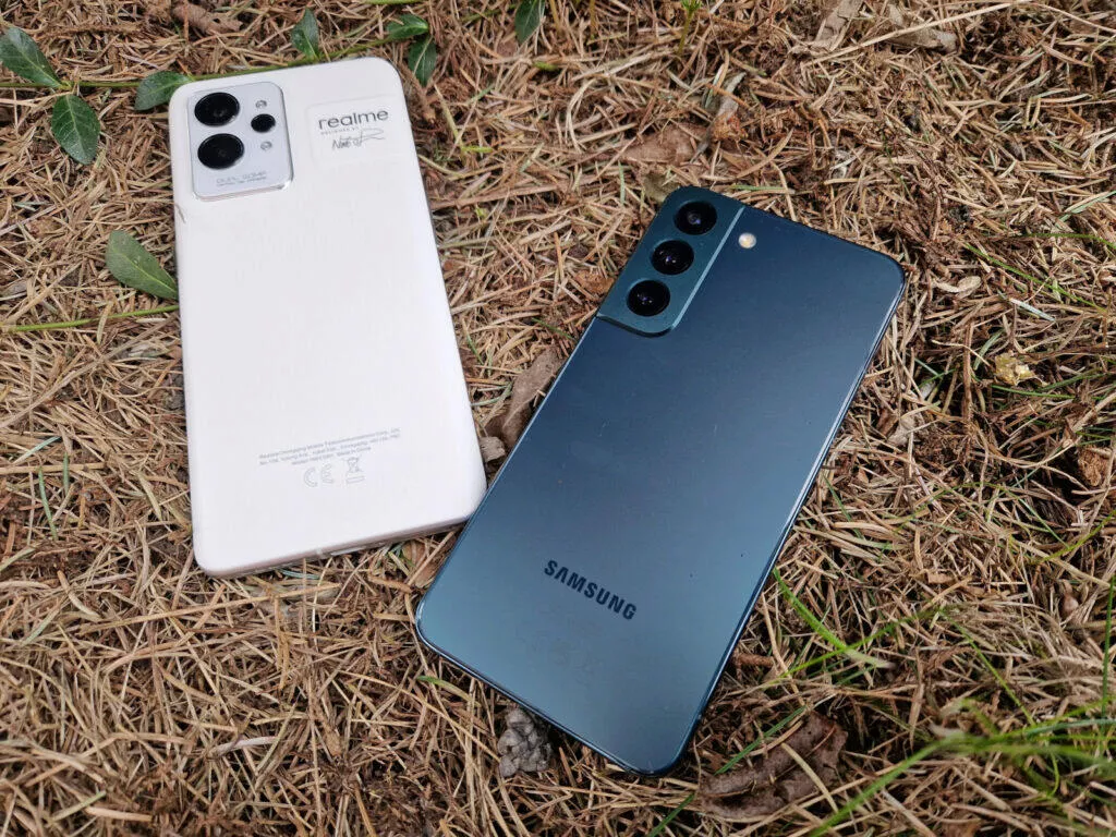 realme gt 2 pro vs samsung galaxy s22 zadní strana