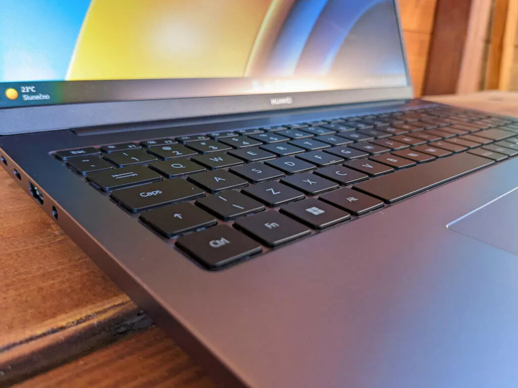 Huawei MateBook D16 2022 klávesnice detail