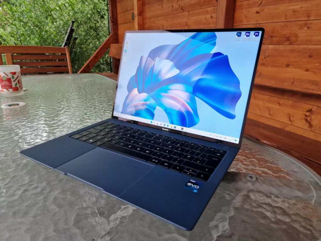 Huawei MateBook X Pro 2022 displej venku