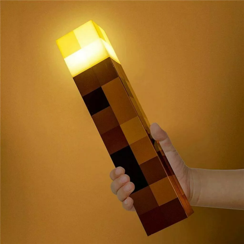 LED pochodeň z Minecraftu v ruce