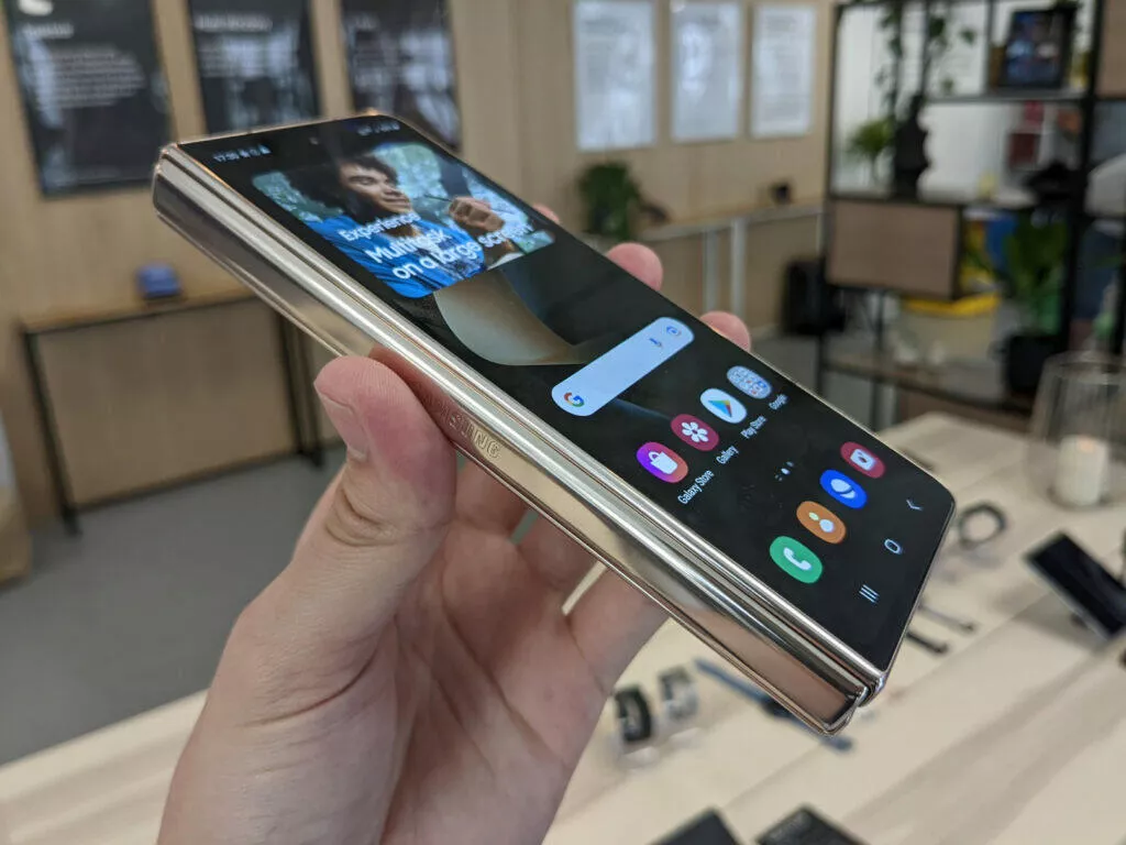 samsung galaxy z fold4 pant