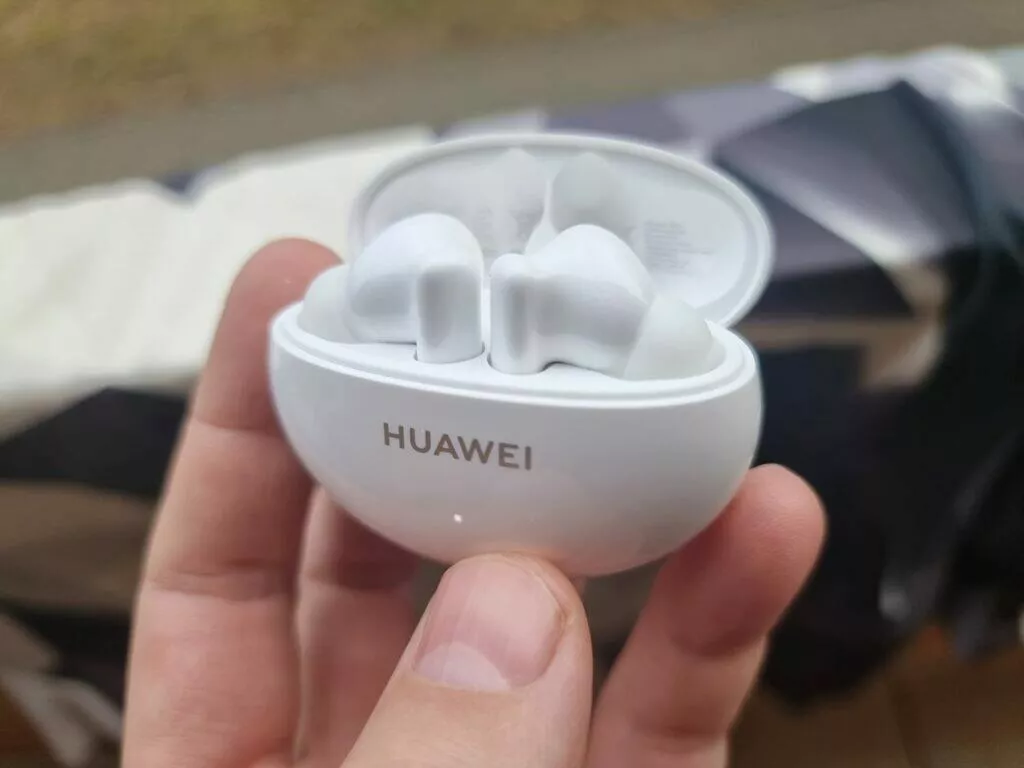 Huawei FreeBuds 5i sluchátka test pouzdro špunty