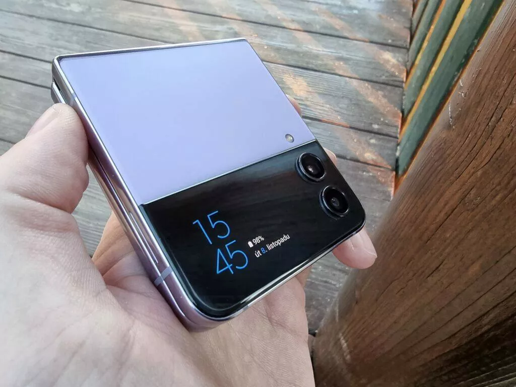 Samsung Galaxy Z Flip4 recenze vnější displej hodiny