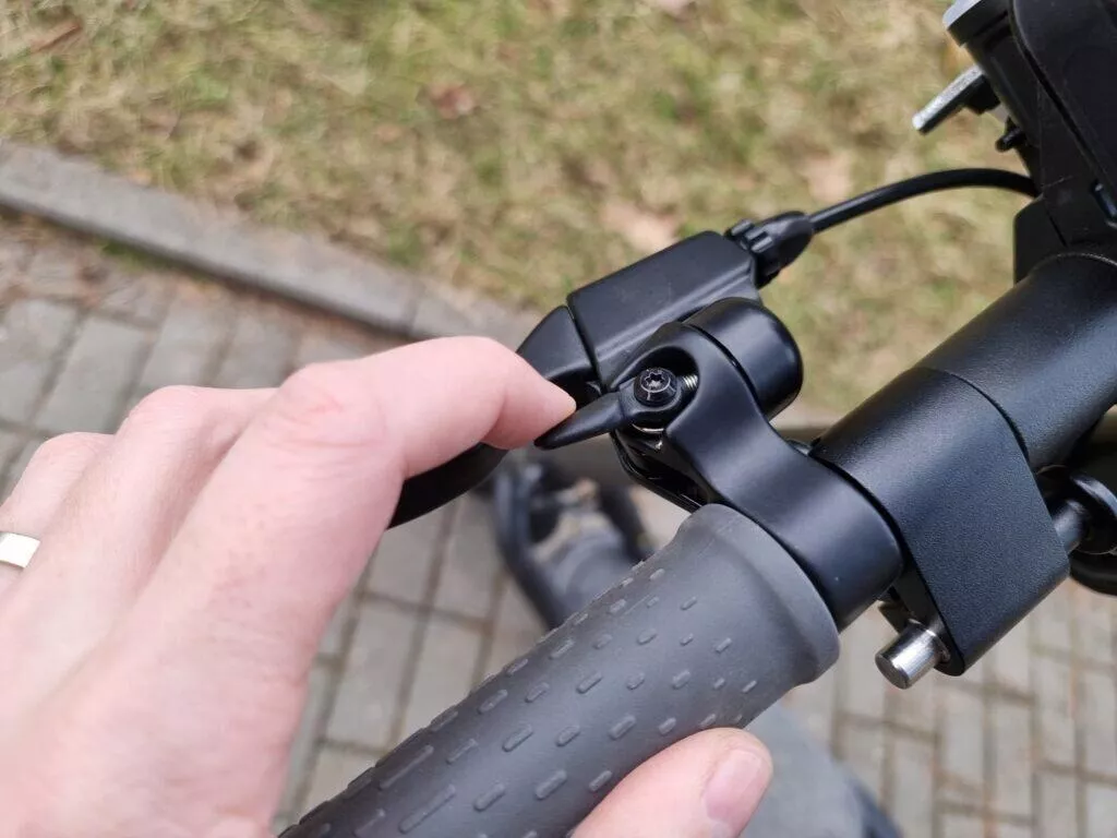 navee n65 elektro kolobezka recenze design brzda zvonek