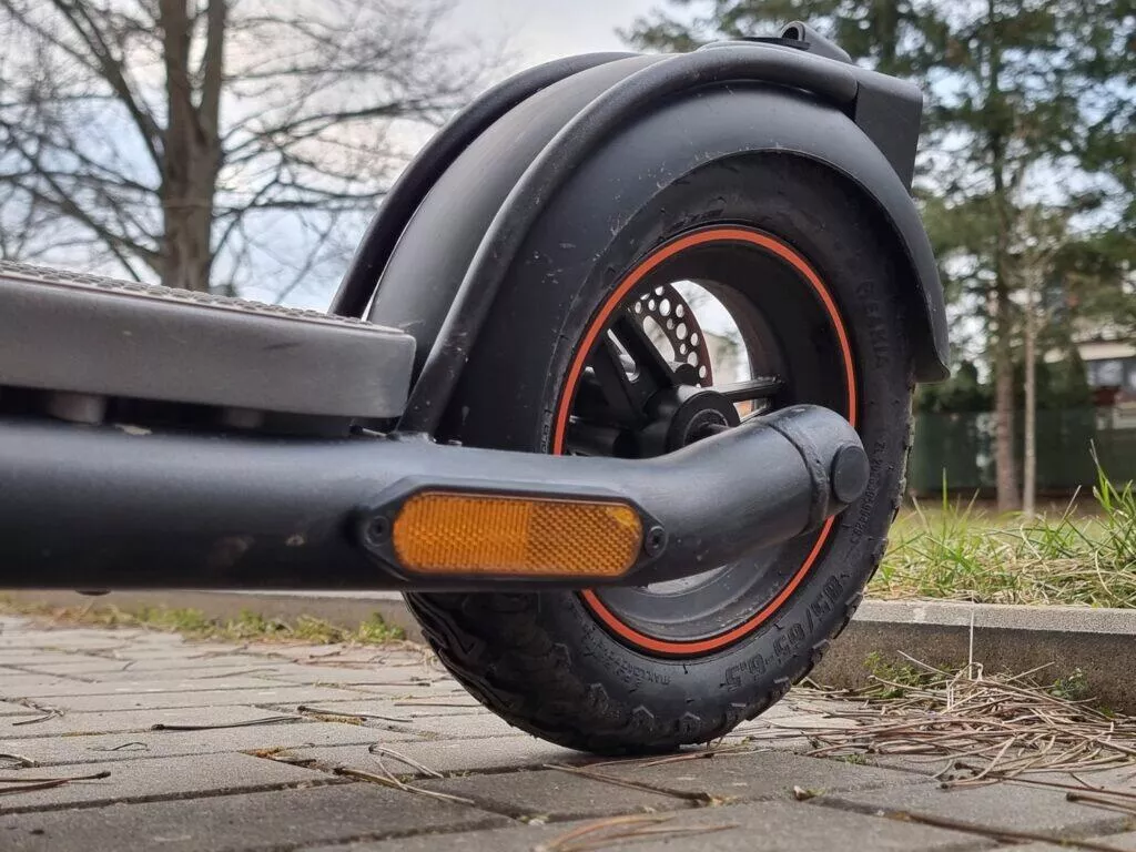 NAVEE N65 elektro koloběžka recenze konstrukce zadní kolo odrazka