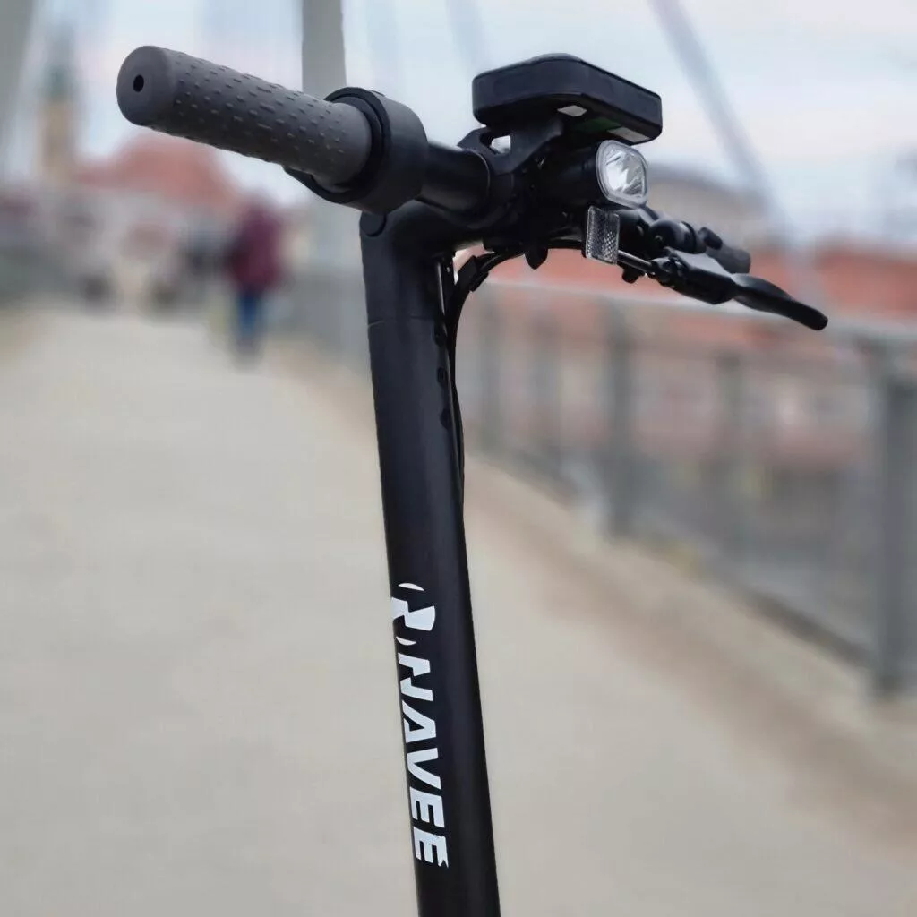 NAVEE N65 elektro koloběžka recenze sq logo detail