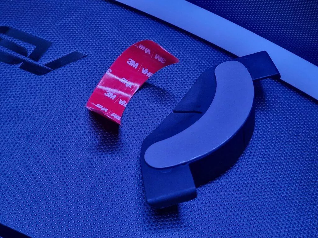 Philips Hue Play Gradient PC Lightstrip montáž úchyt