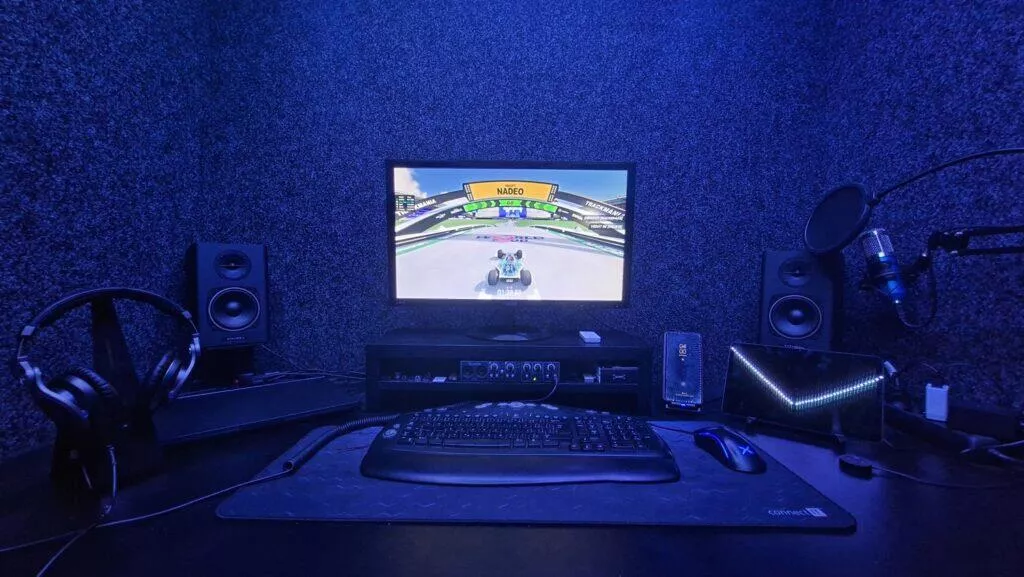 Philips Hue Play Gradient PC Lightstrip vypnuté pracovna