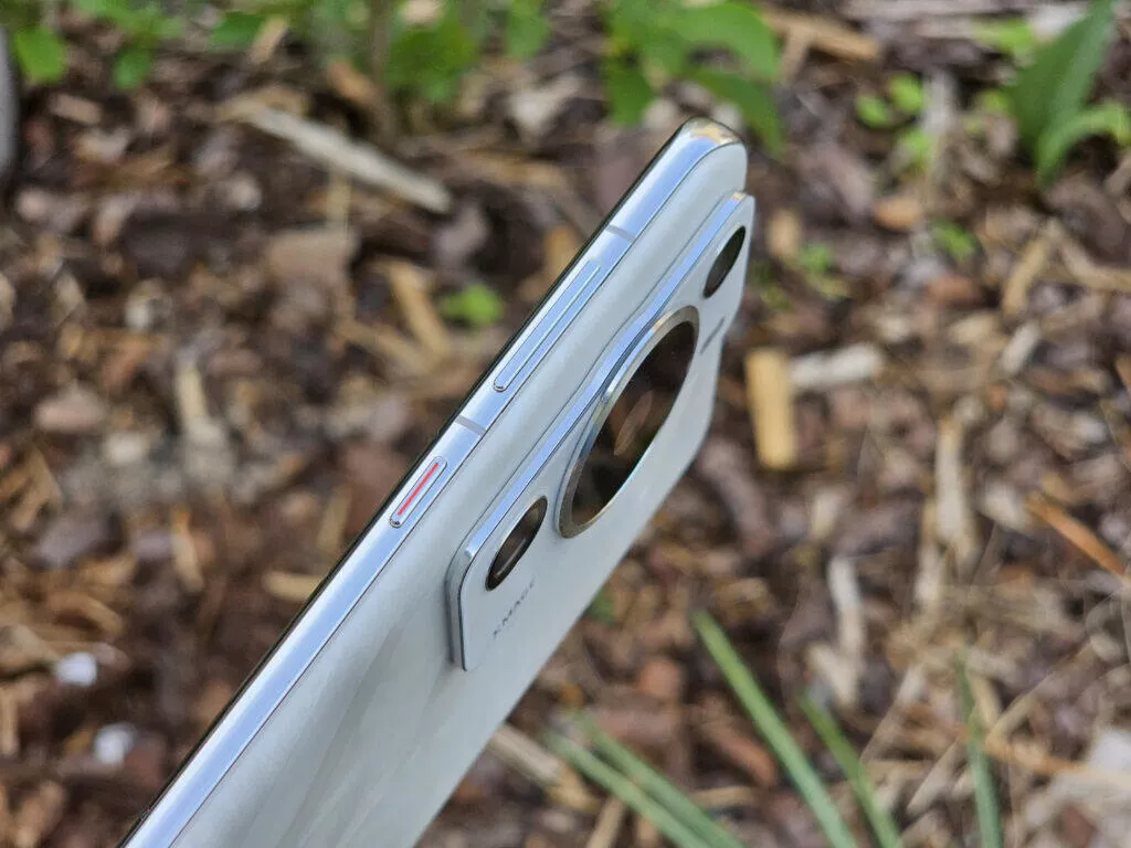 Huawei P60 Pro boční strana