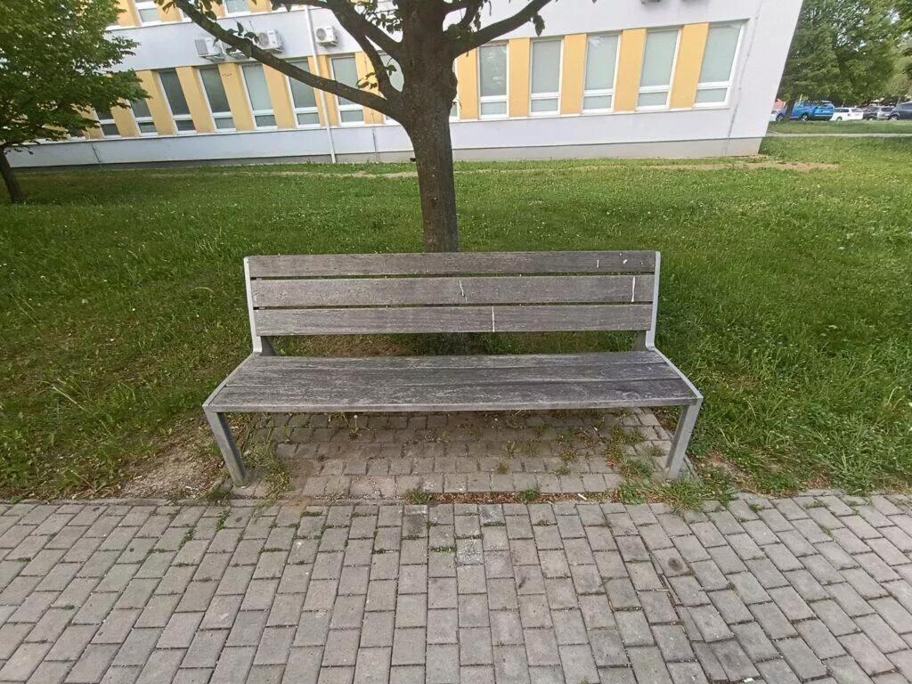 Redmi Note 12 Pro+ foto test wide lavička on