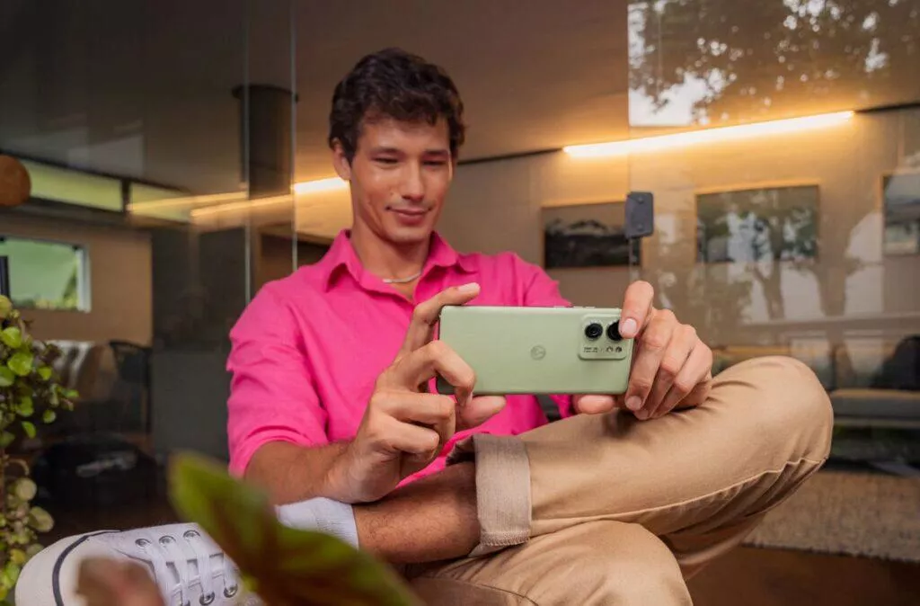 Motorola Edge 40 muz ruzove tricko