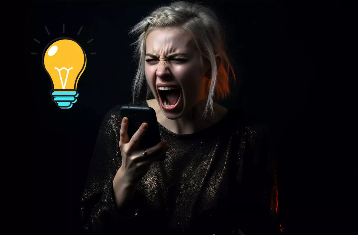 nastvana zena drzici v ruce telefon