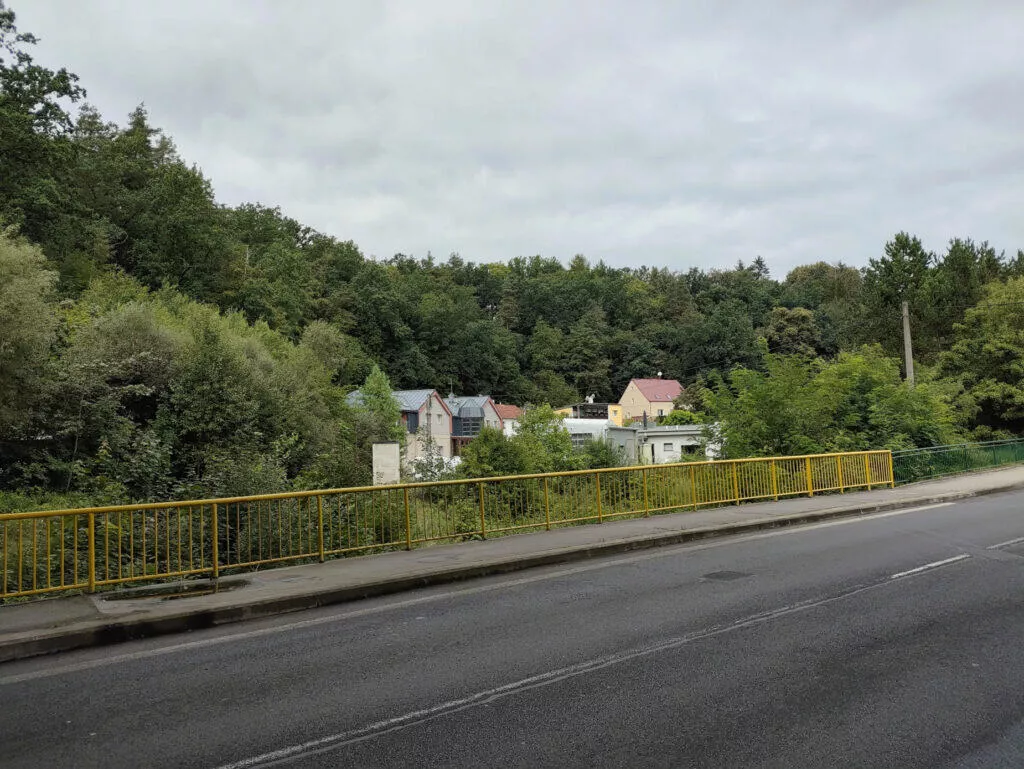POCO F5 Pro fotografie venkovní silnice