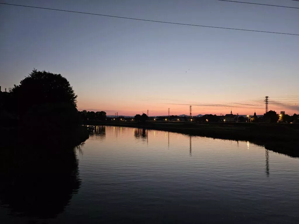 Samsung Galaxy Z Flip5 primární fotoaparát noční foto