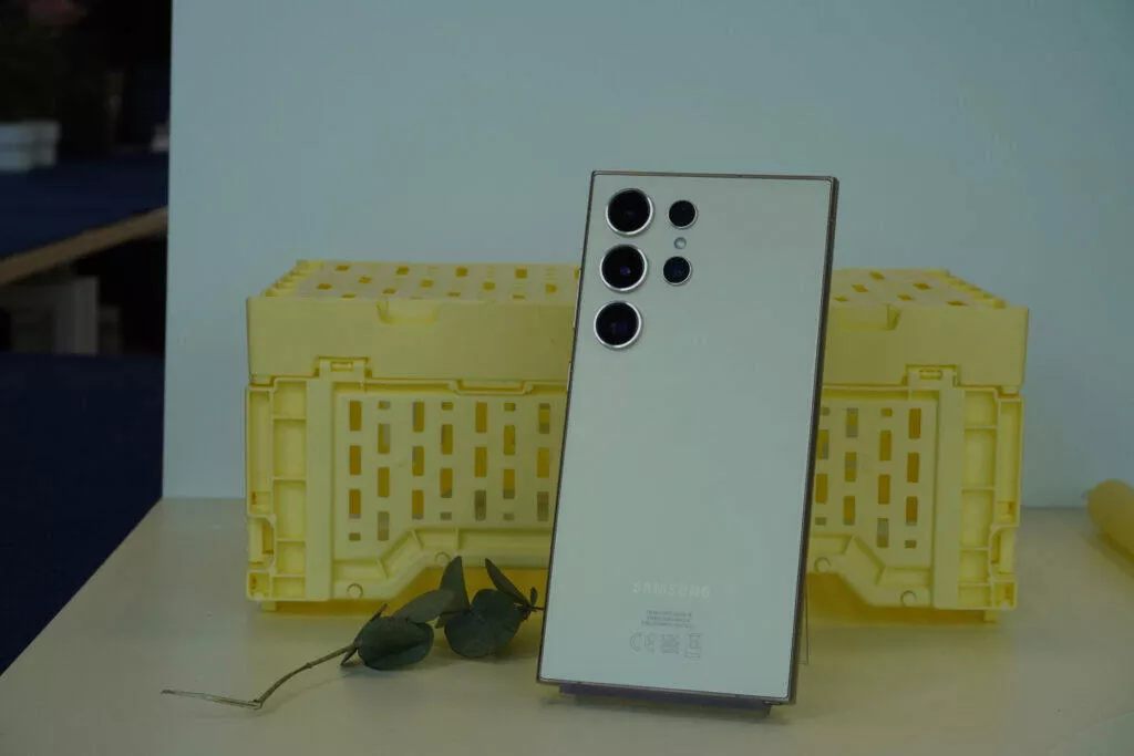 Samsung Galaxy S24 ultra yellow