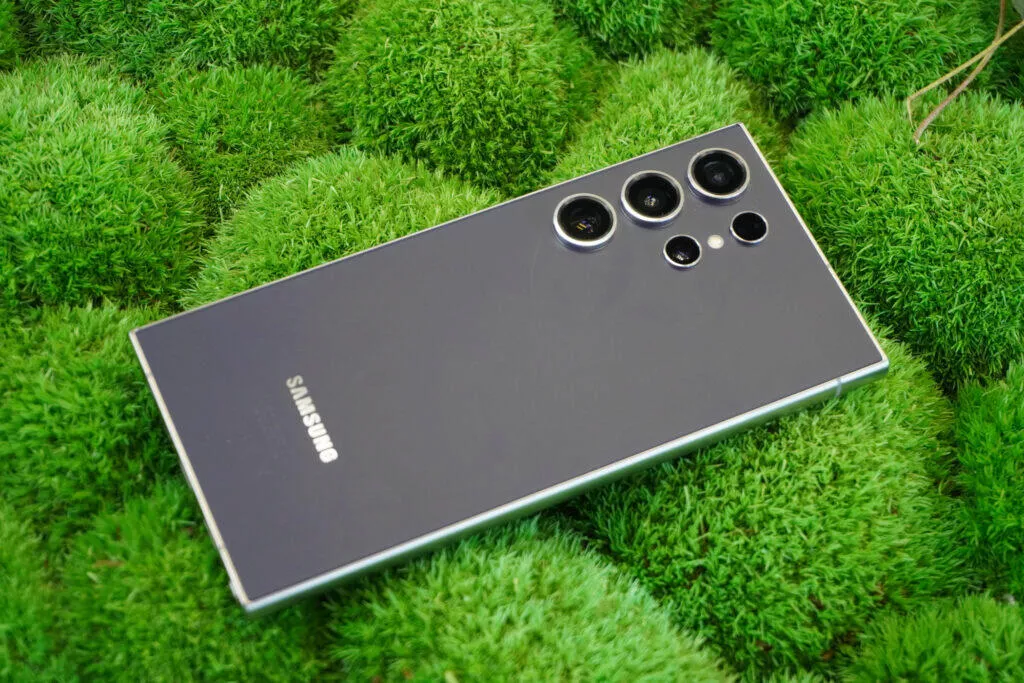 Samsung Galaxy S24 ultra zadní strana