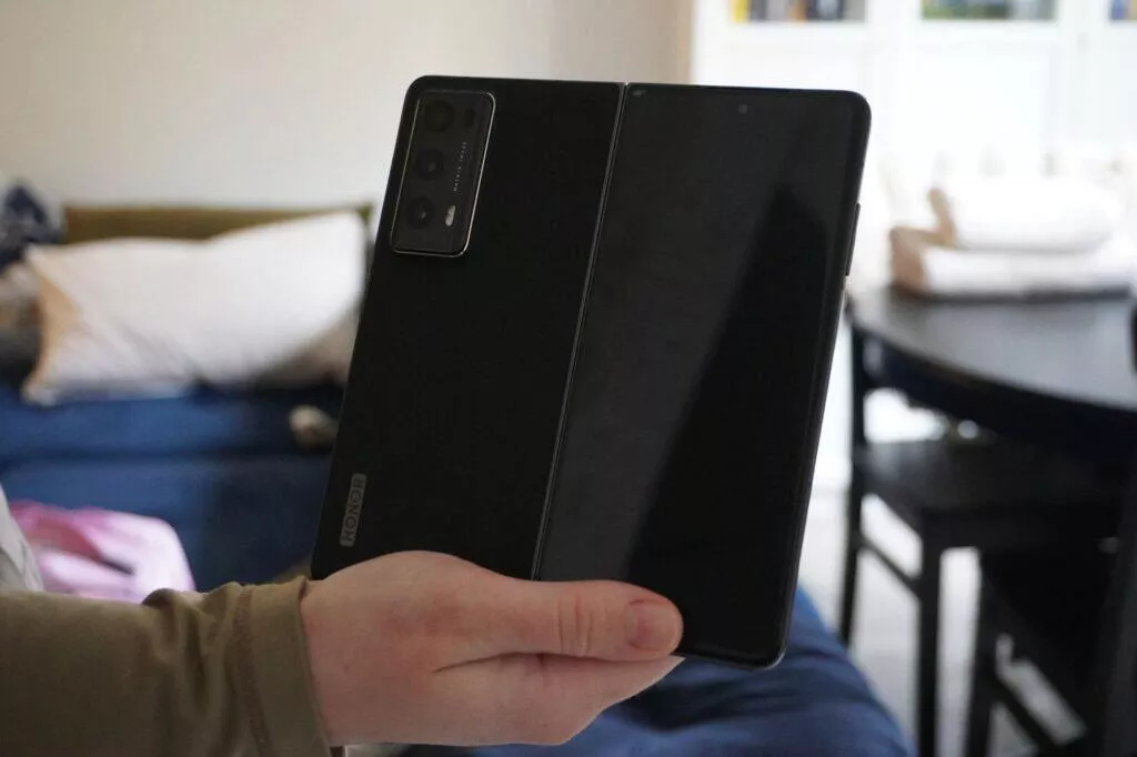 Honor Magic V2