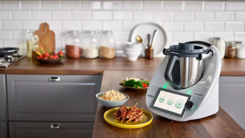 Kuchyňský robot Thermomix s pokrmy_1