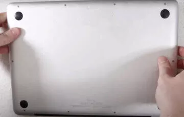 Politý notebook otočte dolů