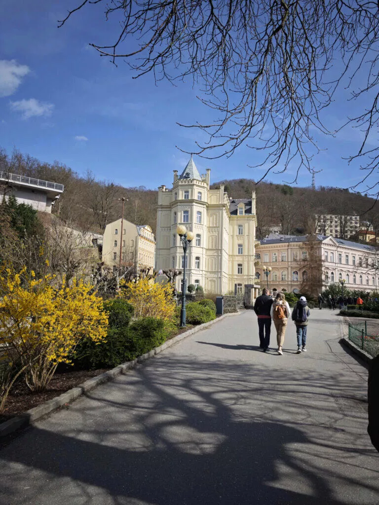 Xiaomi 14 Ultra fotografie hlavní kolonada ulce