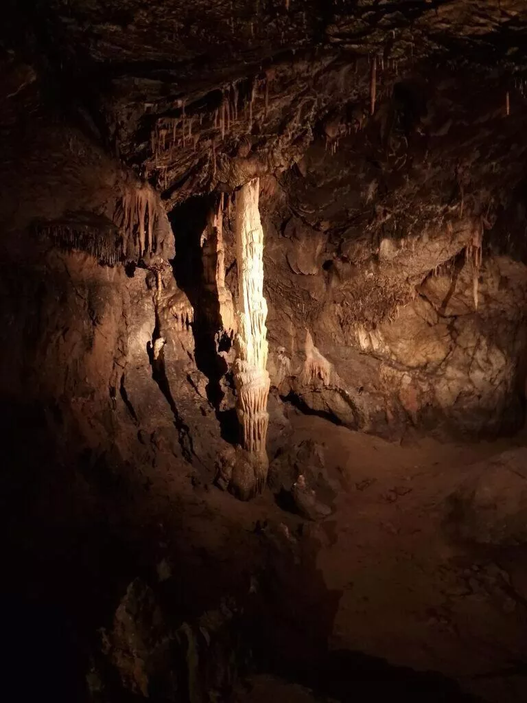 Jeskyně vyvážení bílé ručně