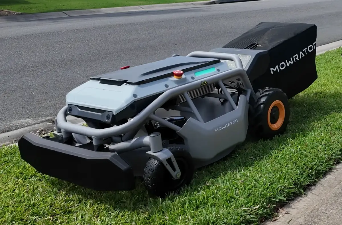 Robotická sekačka Mowrator S1