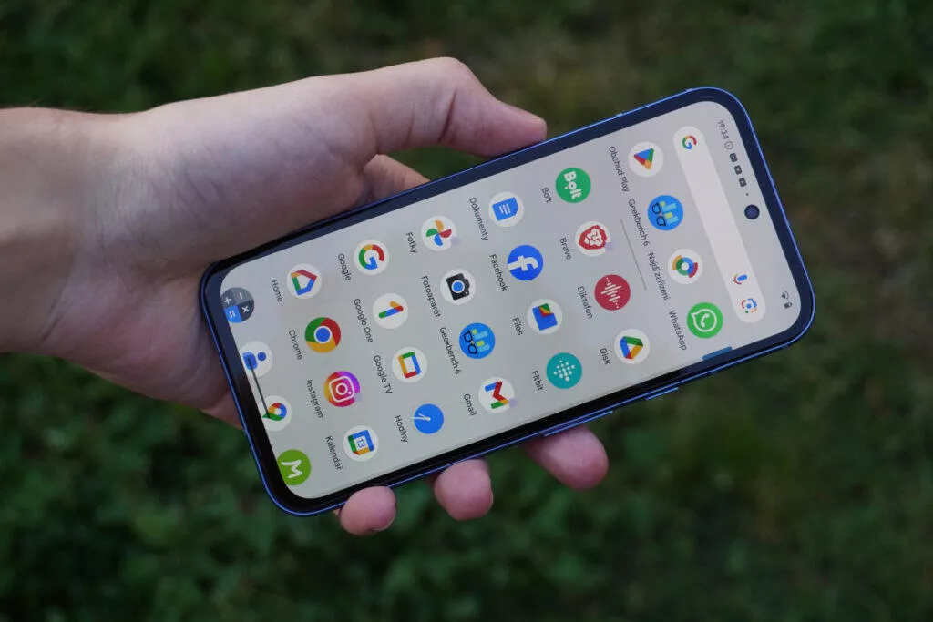 Google Pixel 8a rámečky okolo displeje