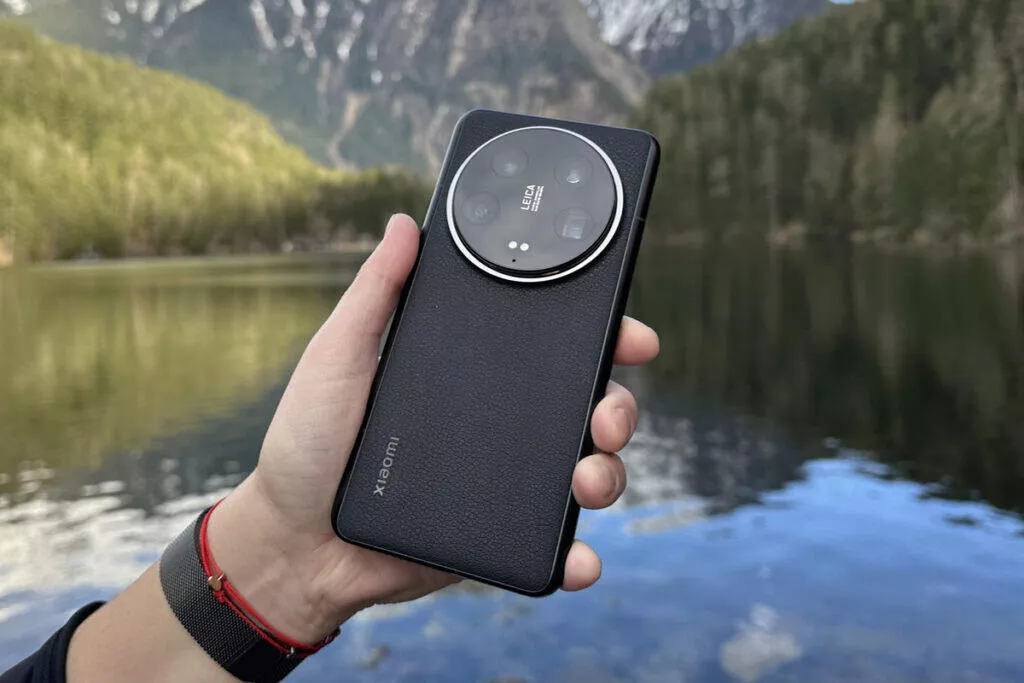 xiaomi 14 ultra černá v ruce