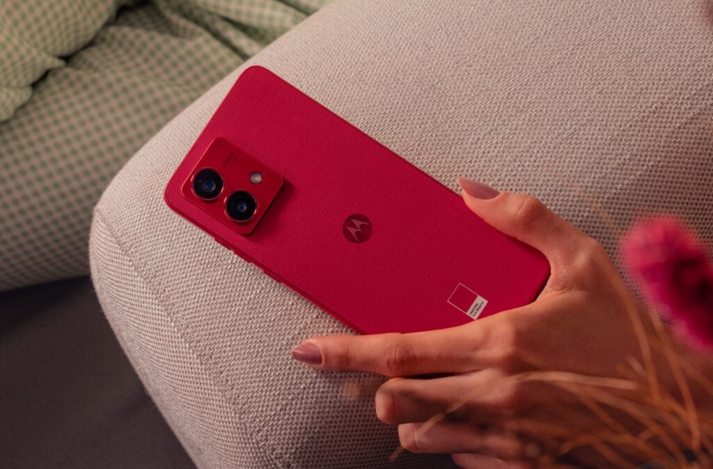moto g84 magenta