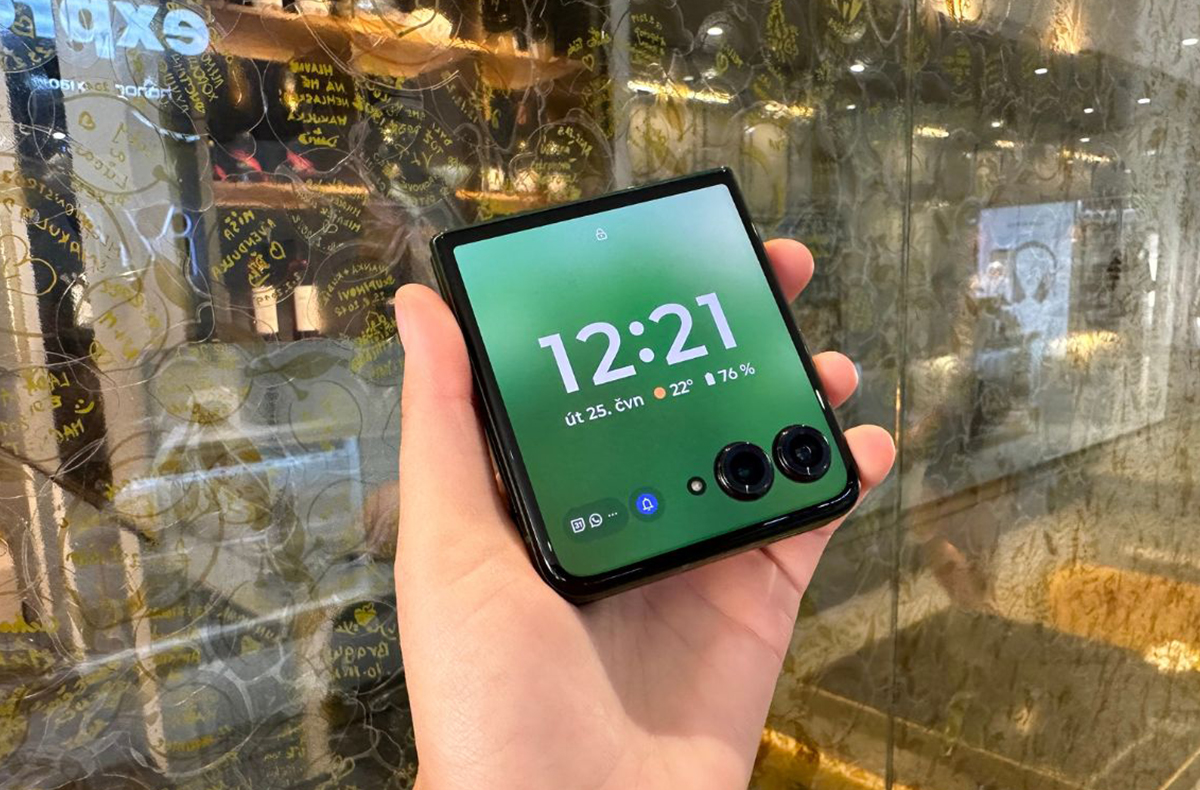 motorola razr 50