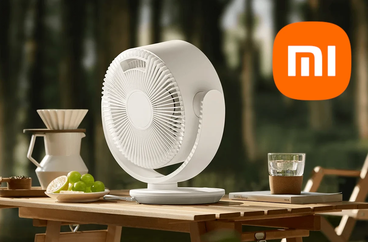 Xiaomi Smart Desktop Air Circulation Fan na zahradnim stolku s logem