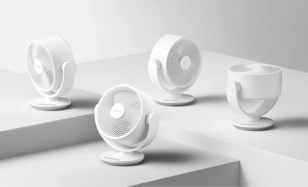 Xiaomi Smart Desktop Air Circulation Fan nekolik vedle sebe na bilych schodech