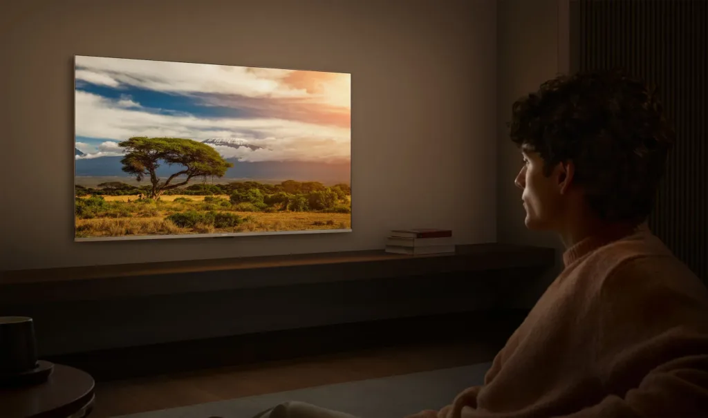 Xiaomi TV A Pro 50 2026 na zdi v zatmavene mistnosti