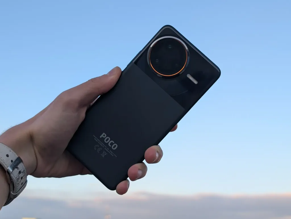poco f7 ultra v ruce obloha