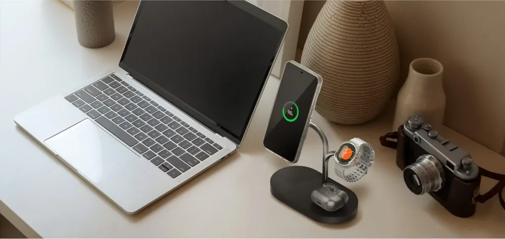 samsung 3 in 1 Magnet Wireless Charger vedle notebooku a fotoaparatu