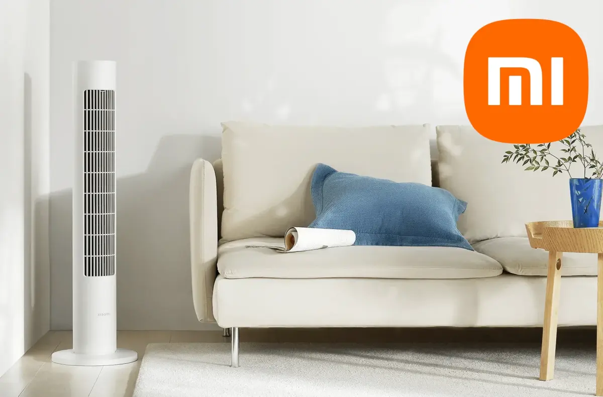 Xiaomi Smart Tower Fan 2 vedle pohovky